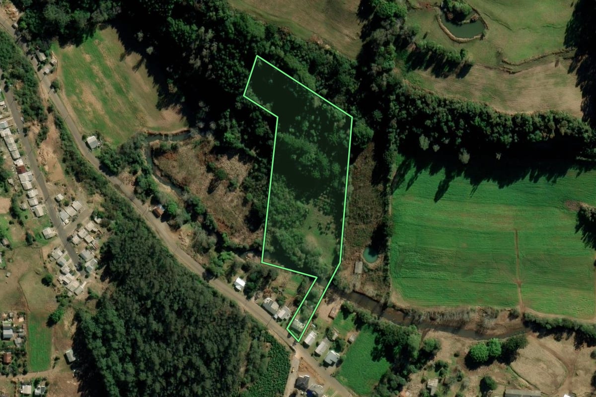 Imagem de satélite do imóvel rural em Putinga (RS), com o contorno declarado no CAR desenhado por cima.