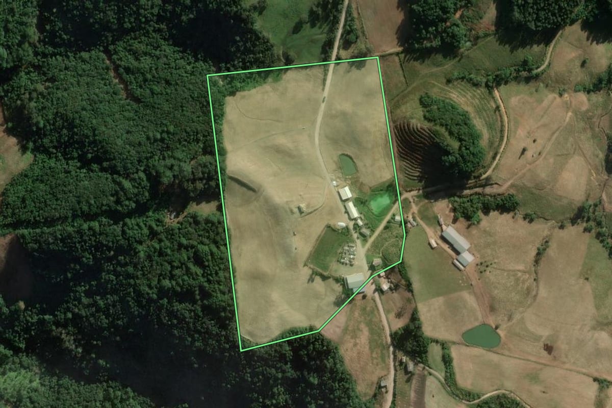 Imagem de satélite do imóvel rural em Putinga (RS), com o contorno declarado no CAR desenhado por cima.