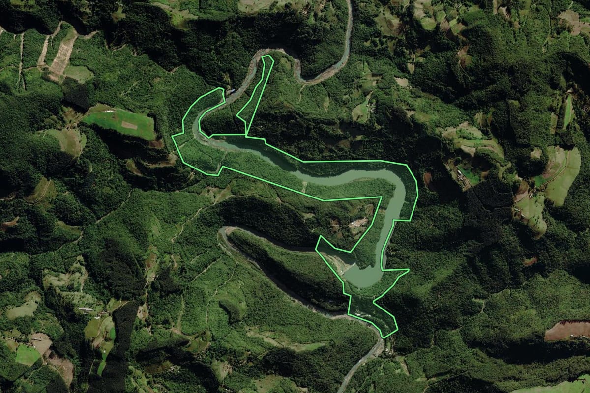 Imagem de satélite do imóvel rural em Putinga (RS), com o contorno declarado no CAR desenhado por cima.