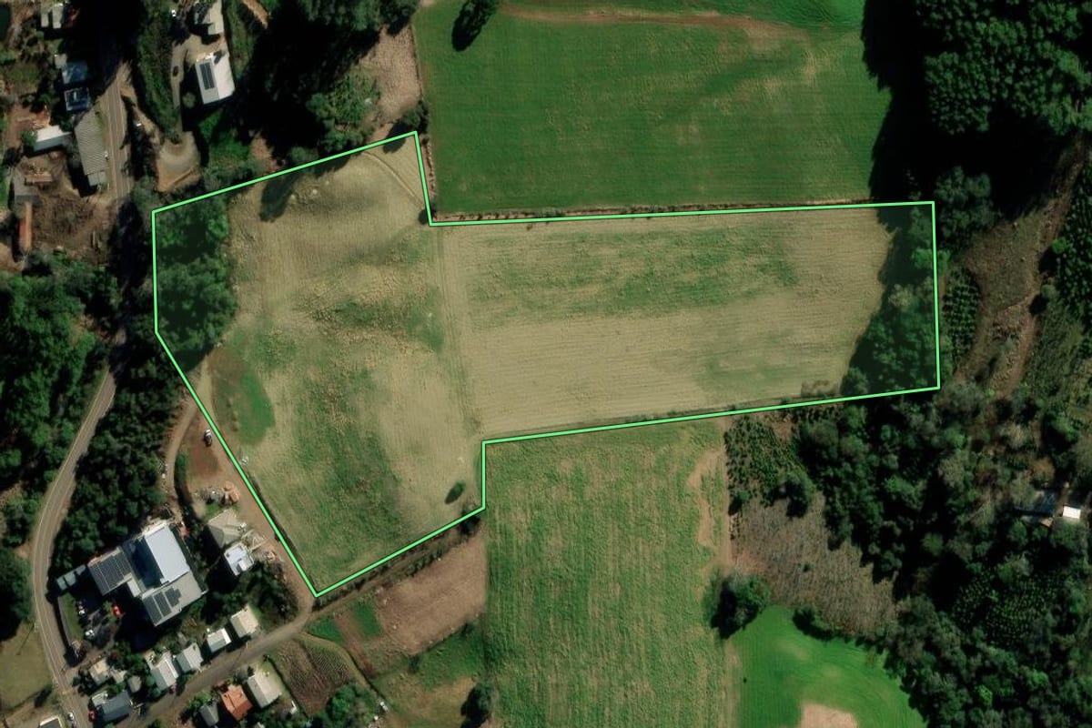 Imagem de satélite do imóvel rural em Putinga (RS), com o contorno declarado no CAR desenhado por cima.