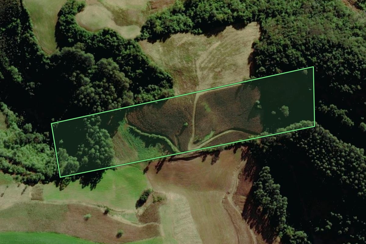 Imagem de satélite do imóvel rural em Putinga (RS), com o contorno declarado no CAR desenhado por cima.