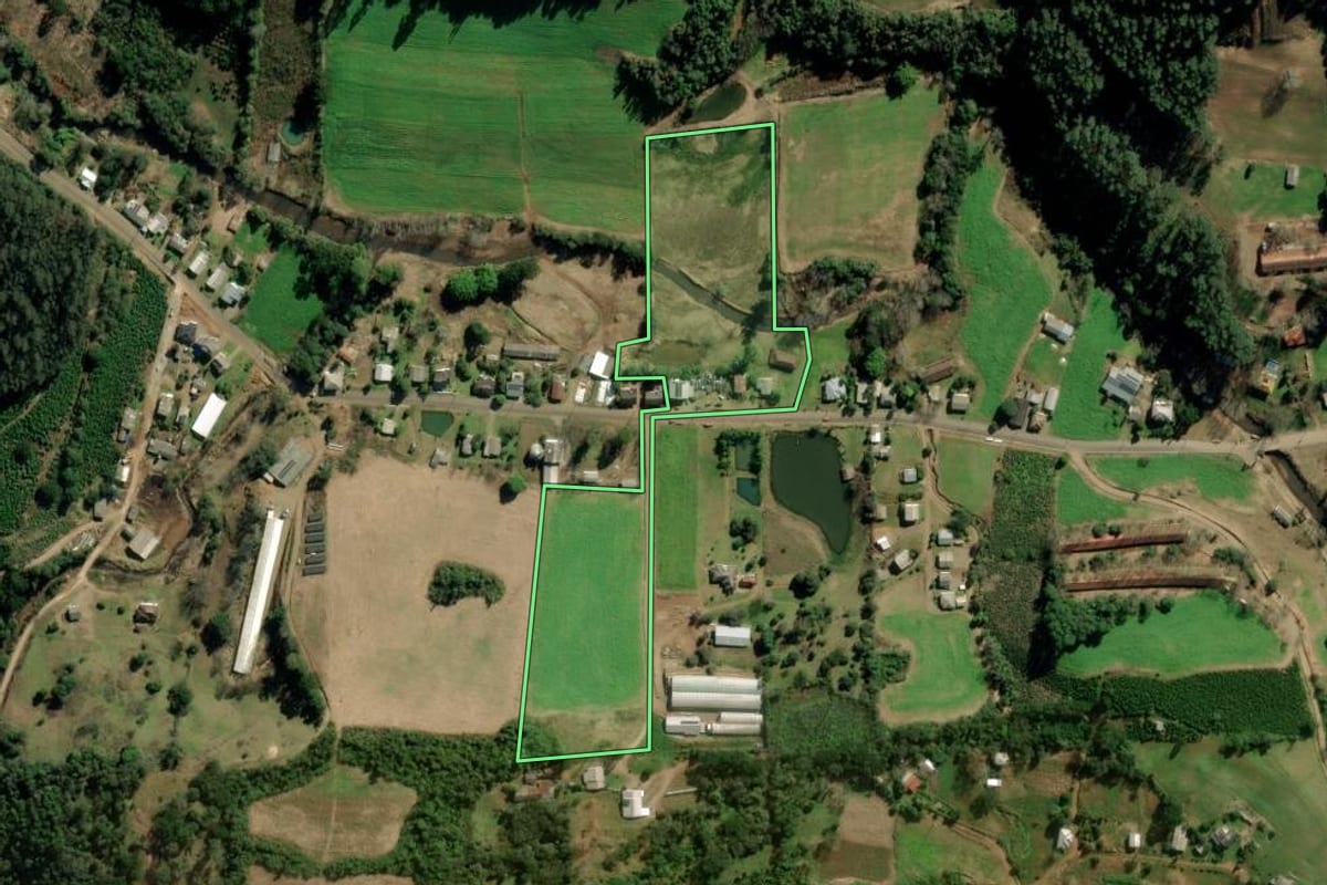 Imagem de satélite do imóvel rural em Putinga (RS), com o contorno declarado no CAR desenhado por cima.