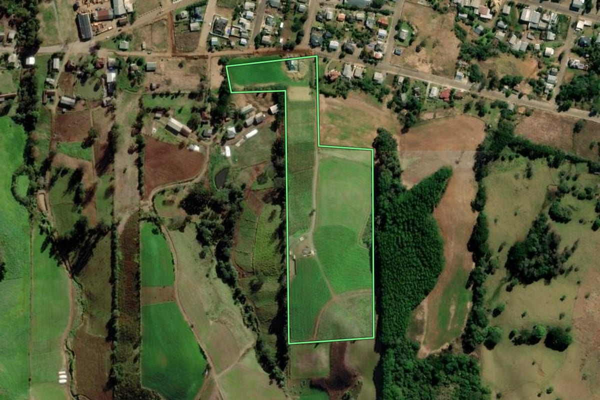 Imagem de satélite do imóvel rural em Putinga (RS), com o contorno declarado no CAR desenhado por cima.