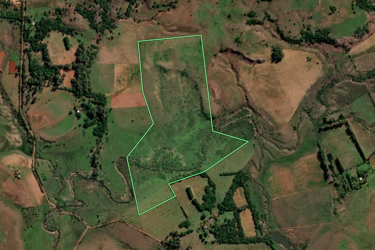 Imagem de satélite do imóvel rural em Quaraí (RS), com o contorno declarado no CAR desenhado por cima.