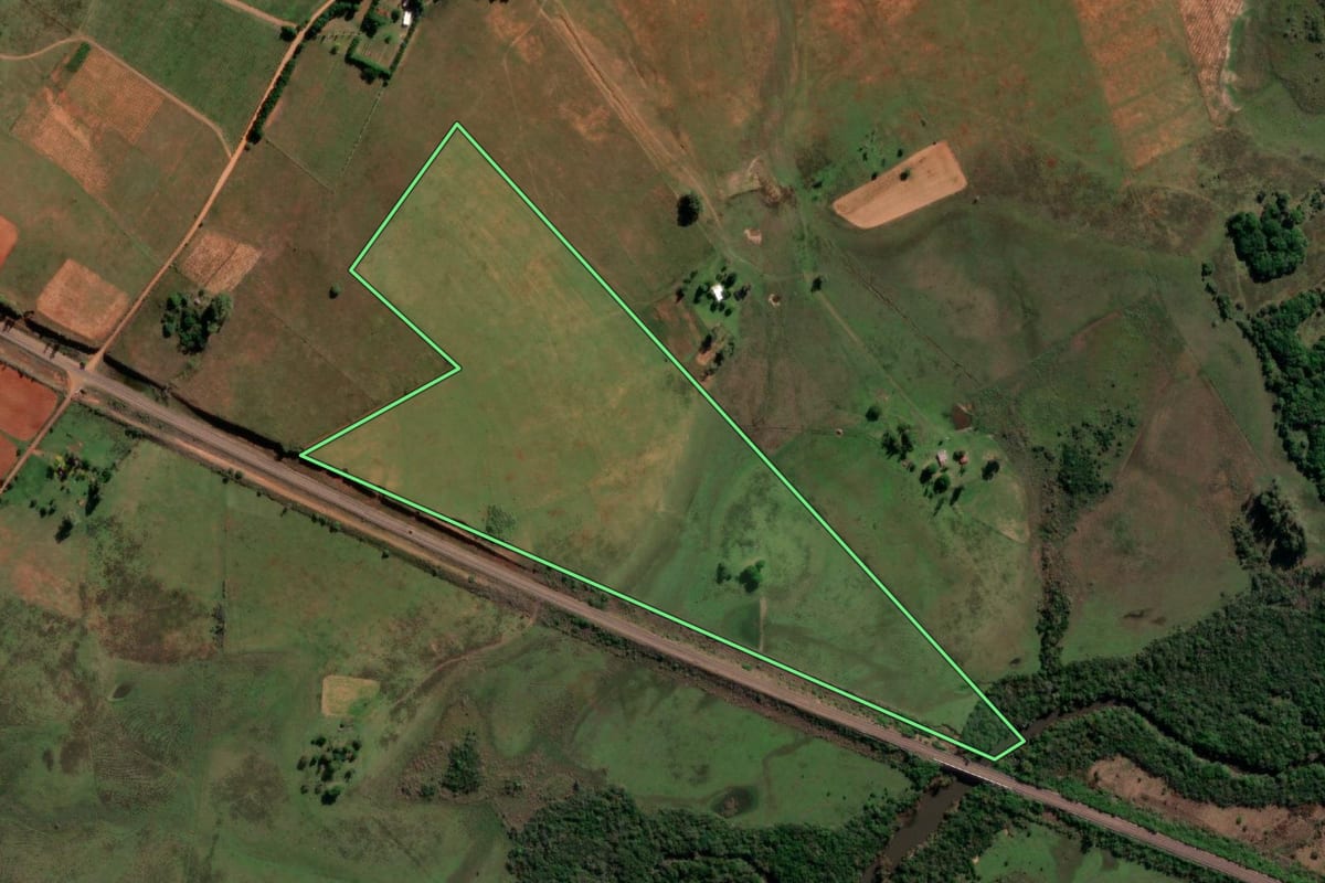 Imagem de satélite do imóvel rural em Quaraí (RS), com o contorno declarado no CAR desenhado por cima.