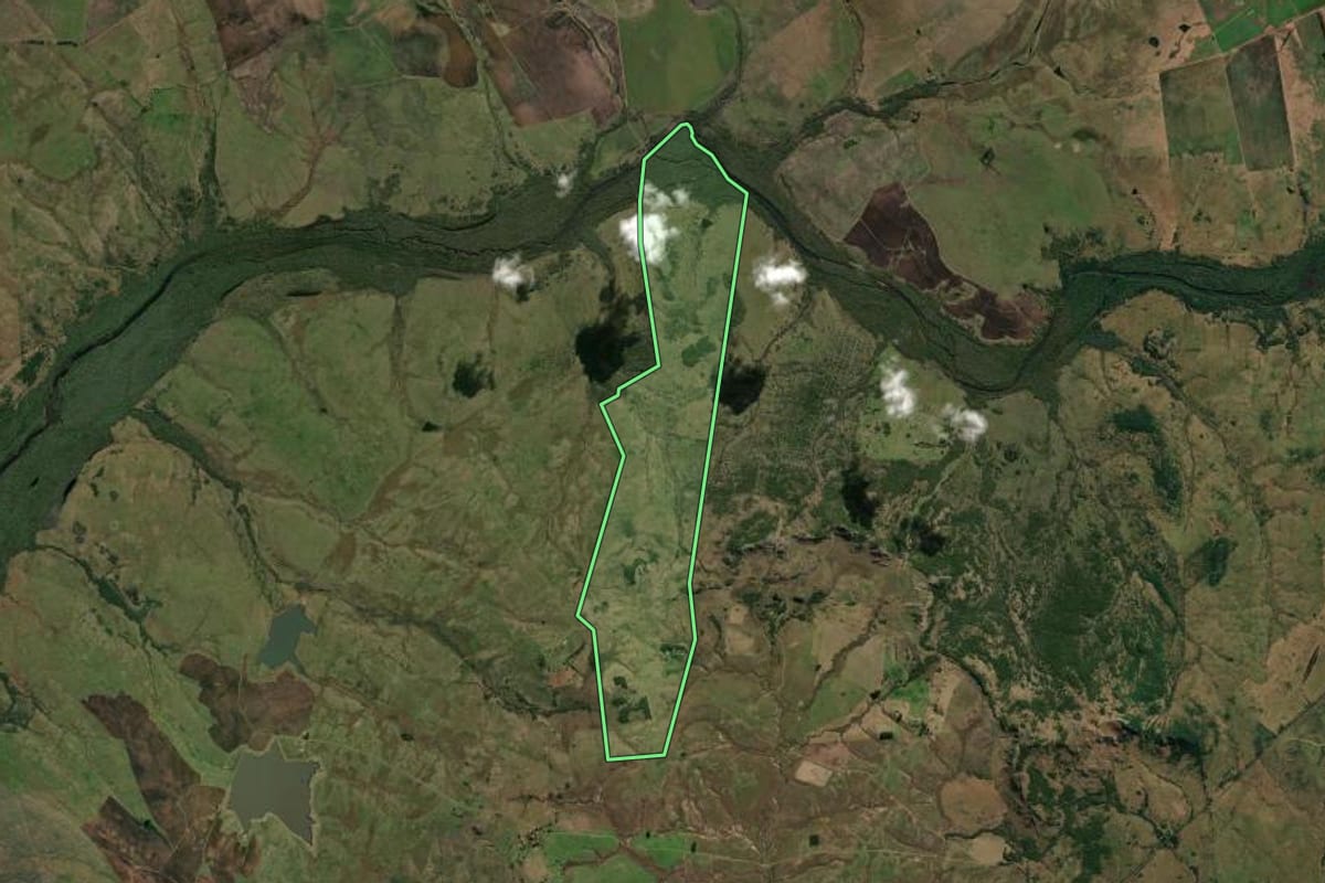 Imagem de satélite do imóvel rural em Quaraí (RS), com o contorno declarado no CAR desenhado por cima.