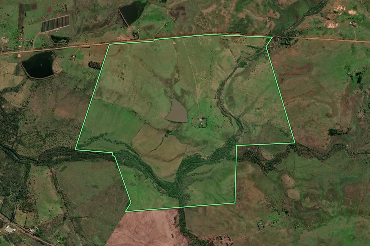 Imagem de satélite do imóvel rural em Quaraí (RS), com o contorno declarado no CAR desenhado por cima.