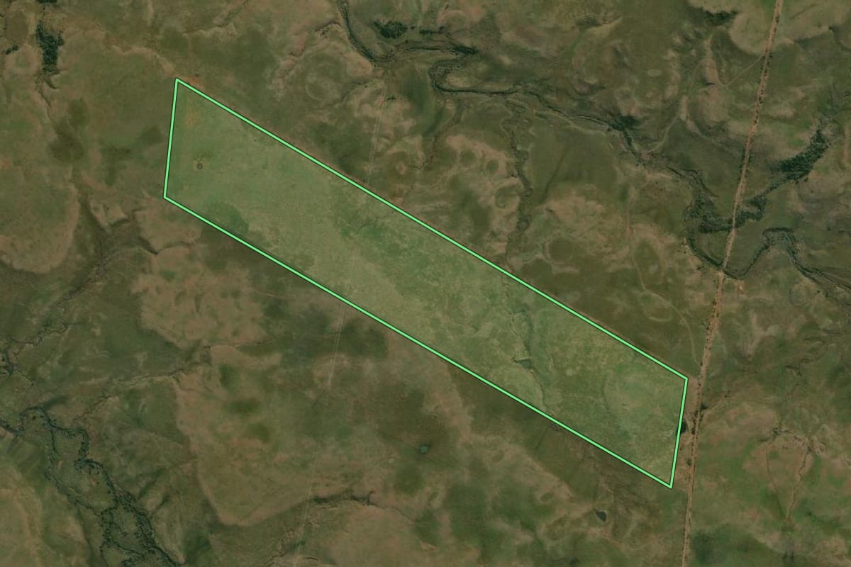Imagem de satélite do imóvel rural em Quaraí (RS), com o contorno declarado no CAR desenhado por cima.