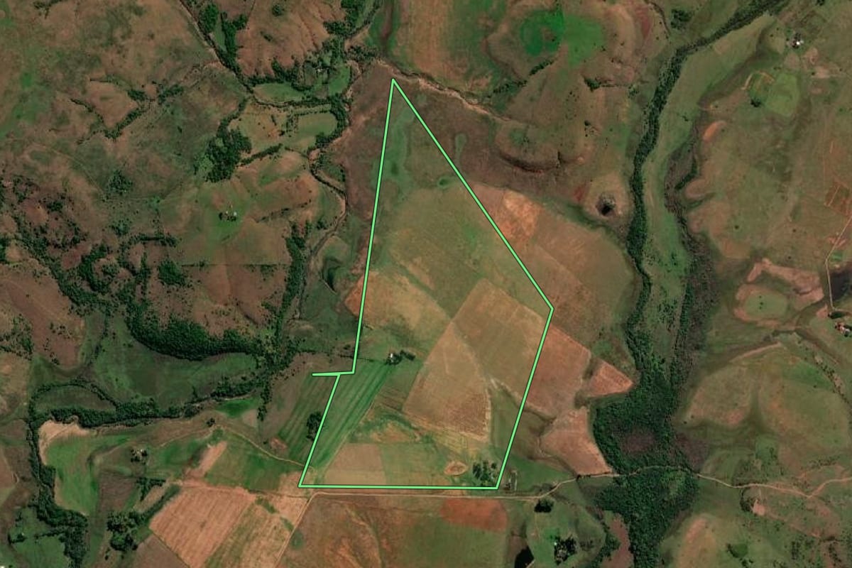 Imagem de satélite do imóvel rural em Quaraí (RS), com o contorno declarado no CAR desenhado por cima.