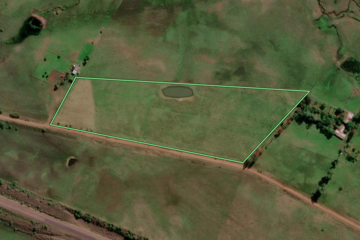 Imagem de satélite do imóvel rural em Quaraí (RS), com o contorno declarado no CAR desenhado por cima.