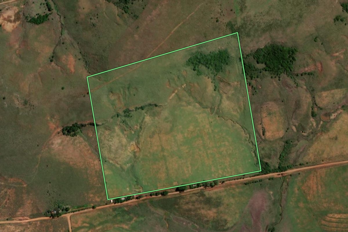 Imagem de satélite do imóvel rural em Quaraí (RS), com o contorno declarado no CAR desenhado por cima.