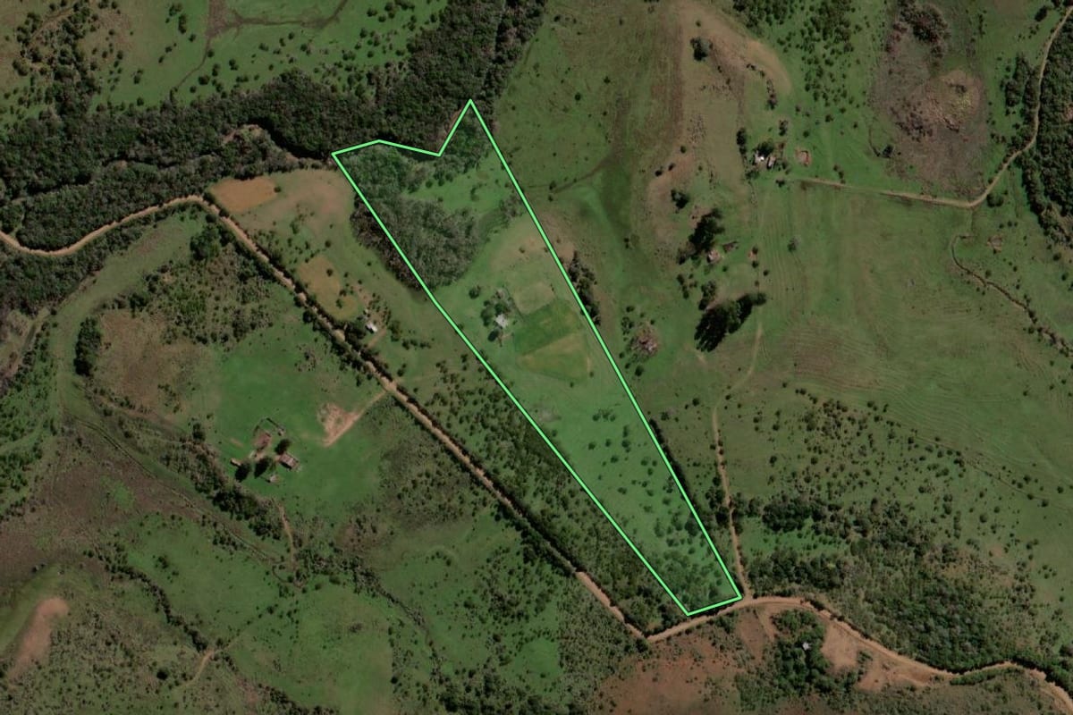 Imagem de satélite do imóvel rural em Quaraí (RS), com o contorno declarado no CAR desenhado por cima.