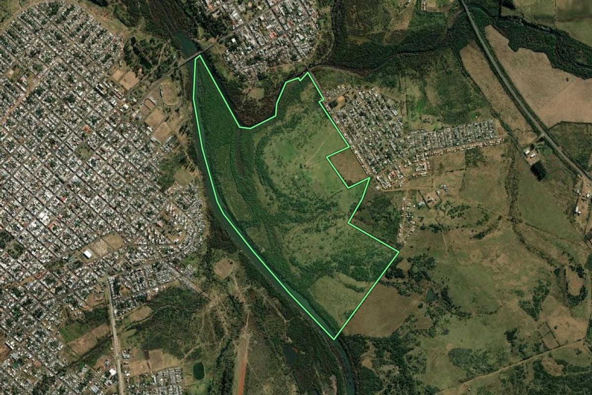 Imagem de satélite do imóvel rural em Quaraí (RS), com o contorno declarado no CAR desenhado por cima.