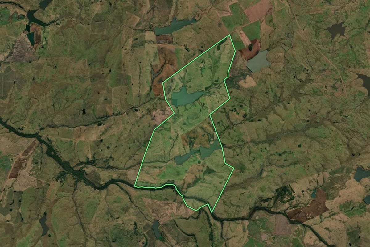 Imagem de satélite do imóvel rural em Quaraí (RS), com o contorno declarado no CAR desenhado por cima.