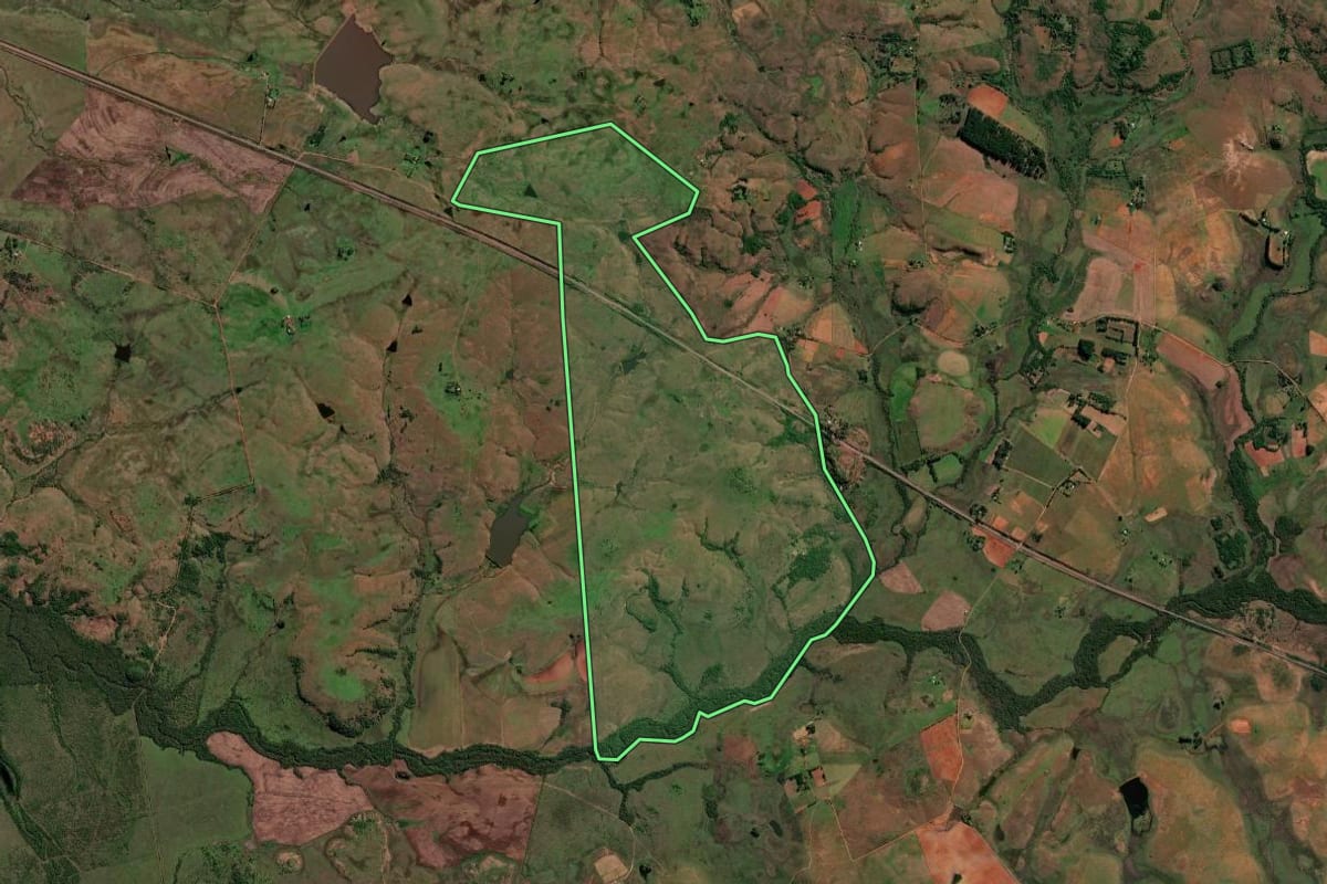 Imagem de satélite do imóvel rural em Quaraí (RS), com o contorno declarado no CAR desenhado por cima.