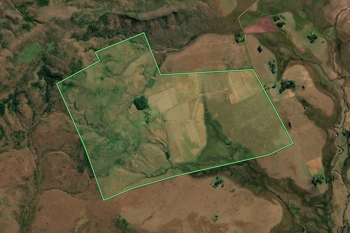 Imagem de satélite do imóvel rural em Quaraí (RS), com o contorno declarado no CAR desenhado por cima.