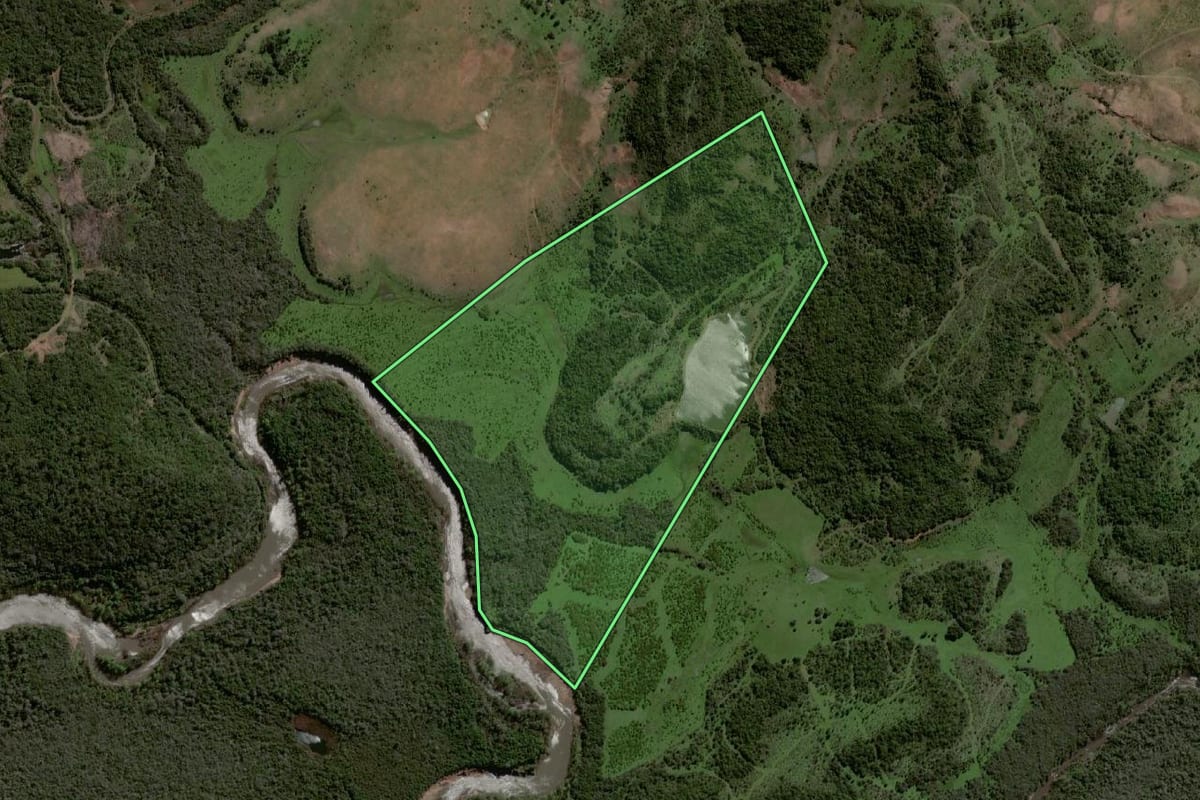 Imagem de satélite do imóvel rural em Quaraí (RS), com o contorno declarado no CAR desenhado por cima.