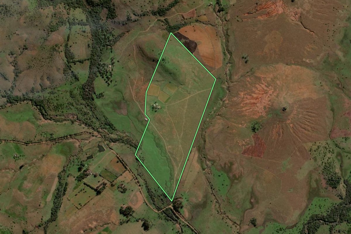 Imagem de satélite do imóvel rural em Quaraí (RS), com o contorno declarado no CAR desenhado por cima.