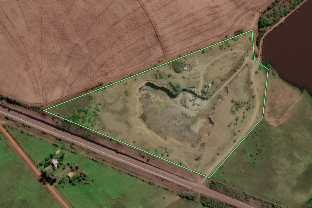 Imagem de satélite do imóvel rural em Quaraí (RS), com o contorno declarado no CAR desenhado por cima.