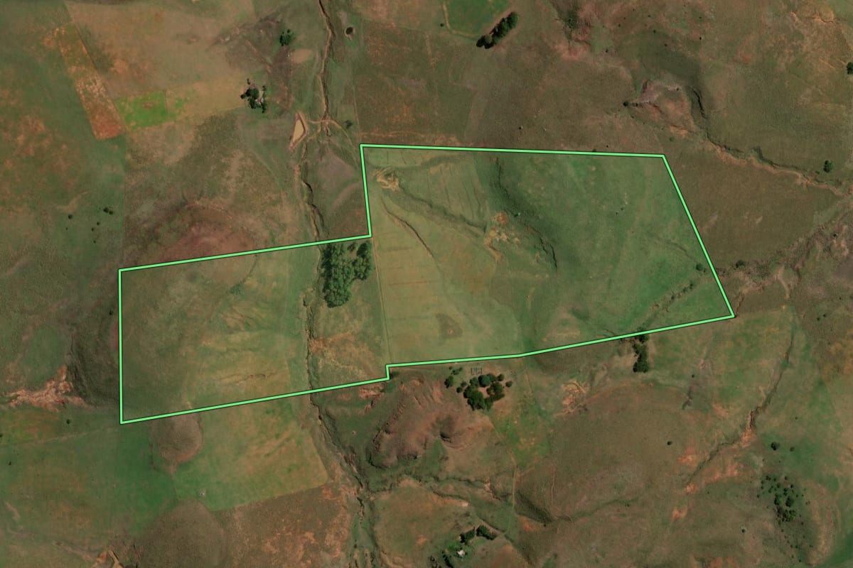 Imagem de satélite do imóvel rural em Quaraí (RS), com o contorno declarado no CAR desenhado por cima.