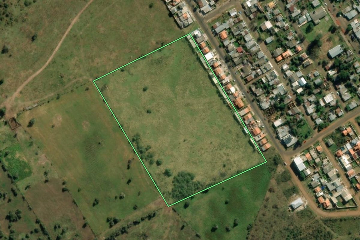 Imagem de satélite do imóvel rural em Quaraí (RS), com o contorno declarado no CAR desenhado por cima.