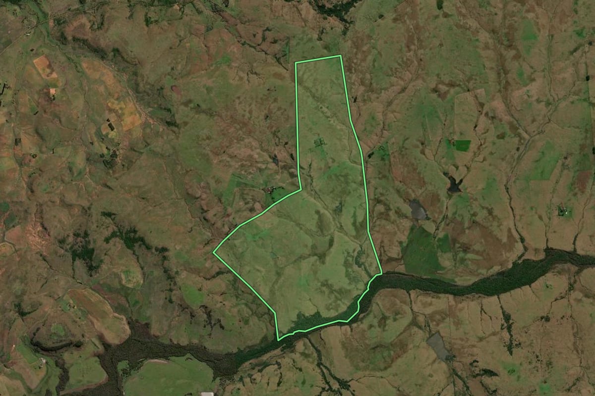 Imagem de satélite do imóvel rural em Quaraí (RS), com o contorno declarado no CAR desenhado por cima.