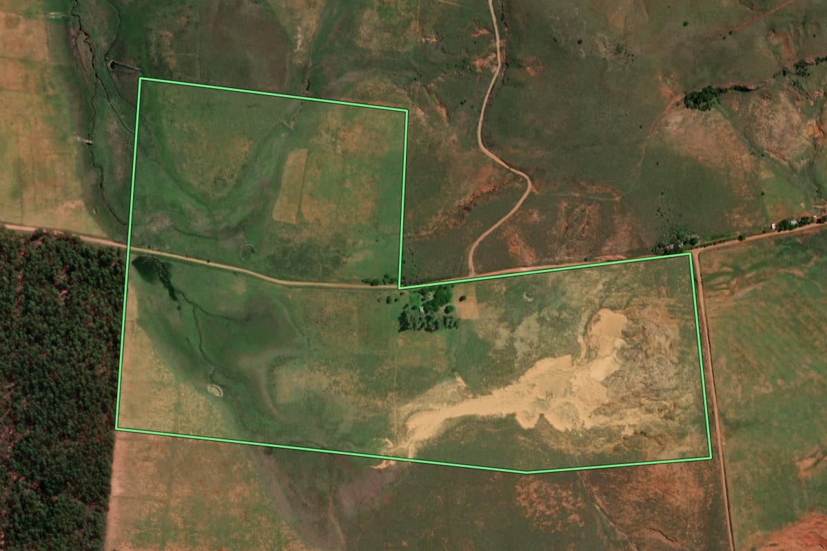 Imagem de satélite do imóvel rural em Quaraí (RS), com o contorno declarado no CAR desenhado por cima.