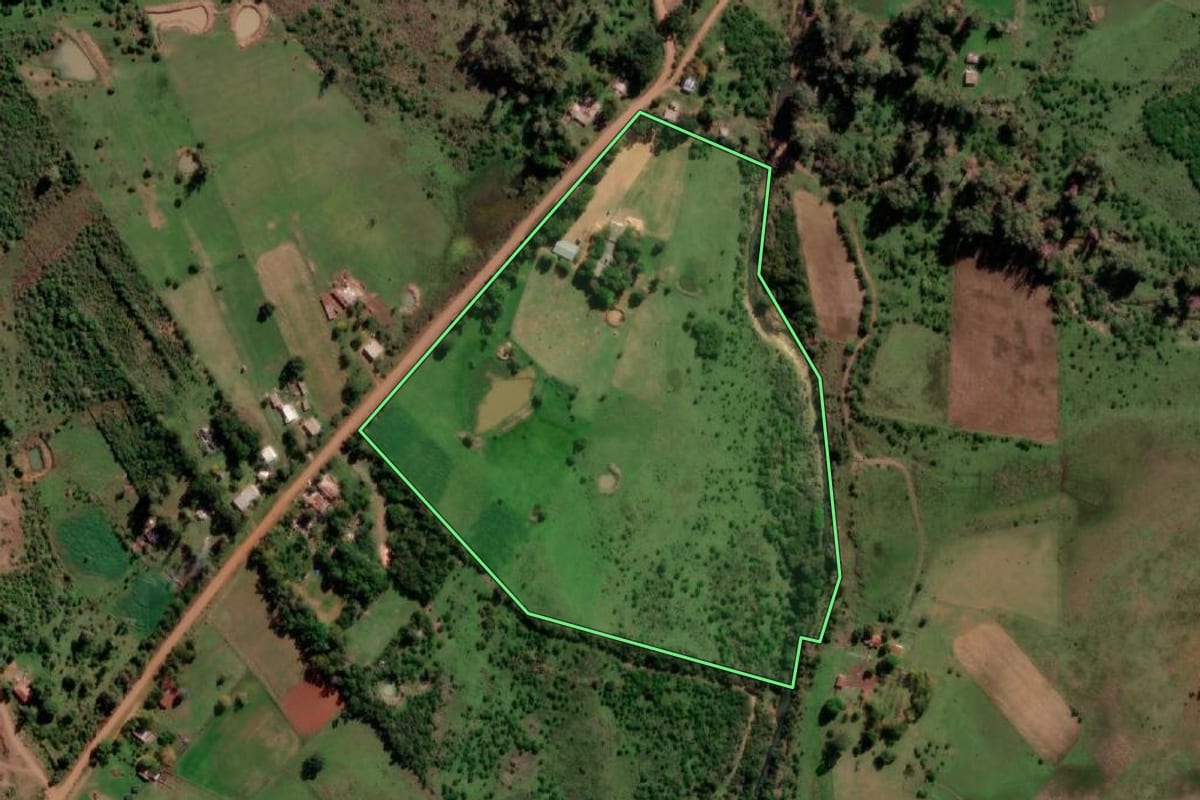 Imagem de satélite do imóvel rural em Quaraí (RS), com o contorno declarado no CAR desenhado por cima.