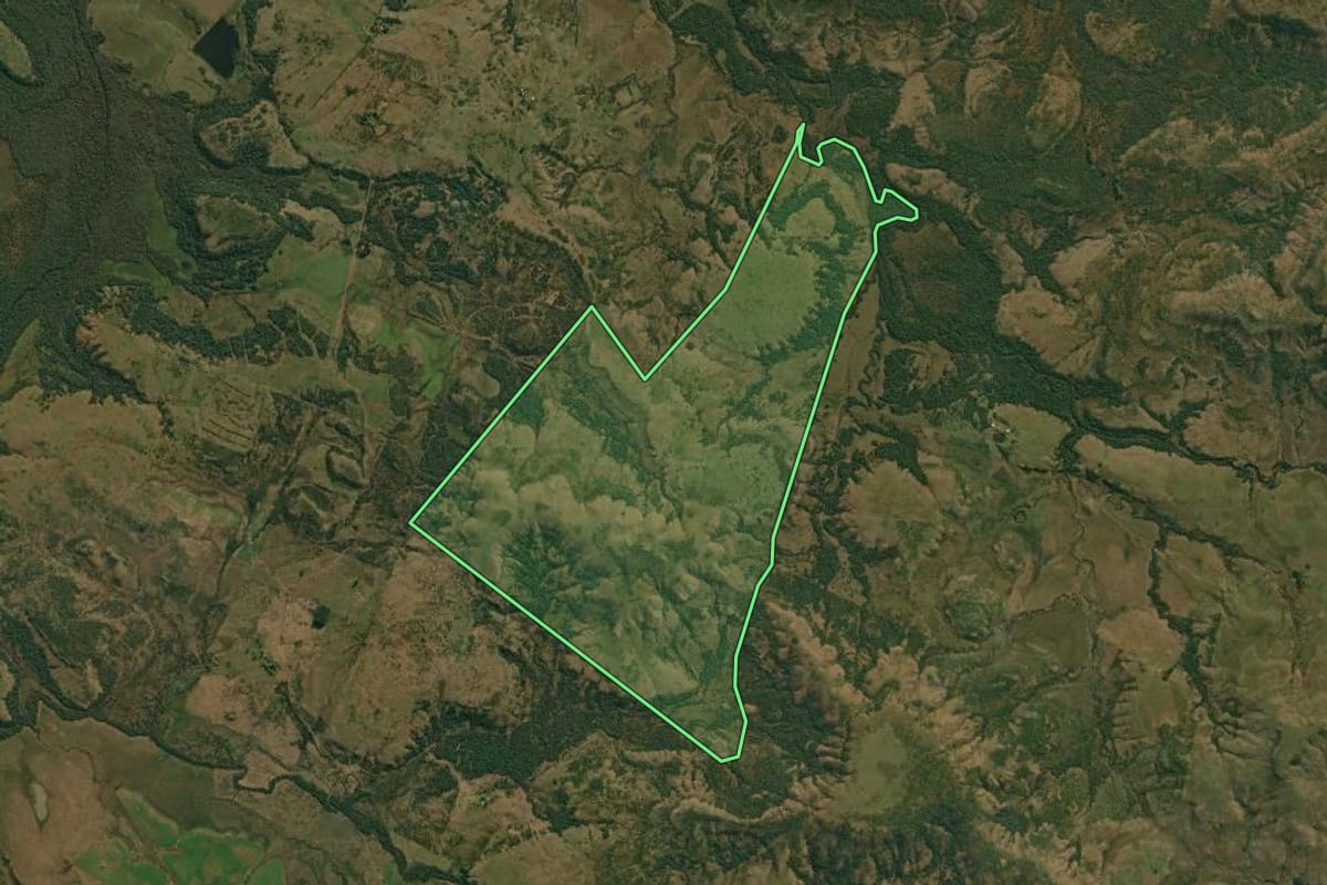 Imagem de satélite do imóvel rural em Quaraí (RS), com o contorno declarado no CAR desenhado por cima.