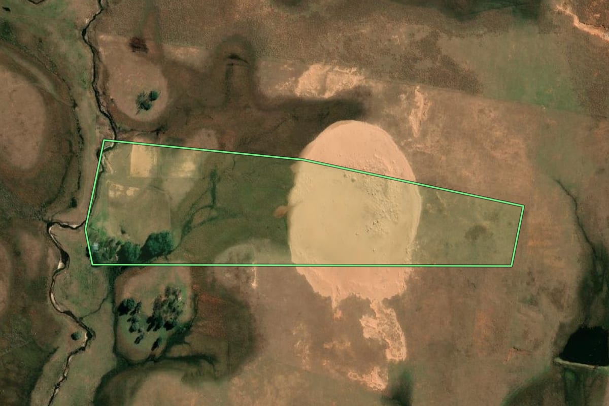 Imagem de satélite do imóvel rural em Quaraí (RS), com o contorno declarado no CAR desenhado por cima.