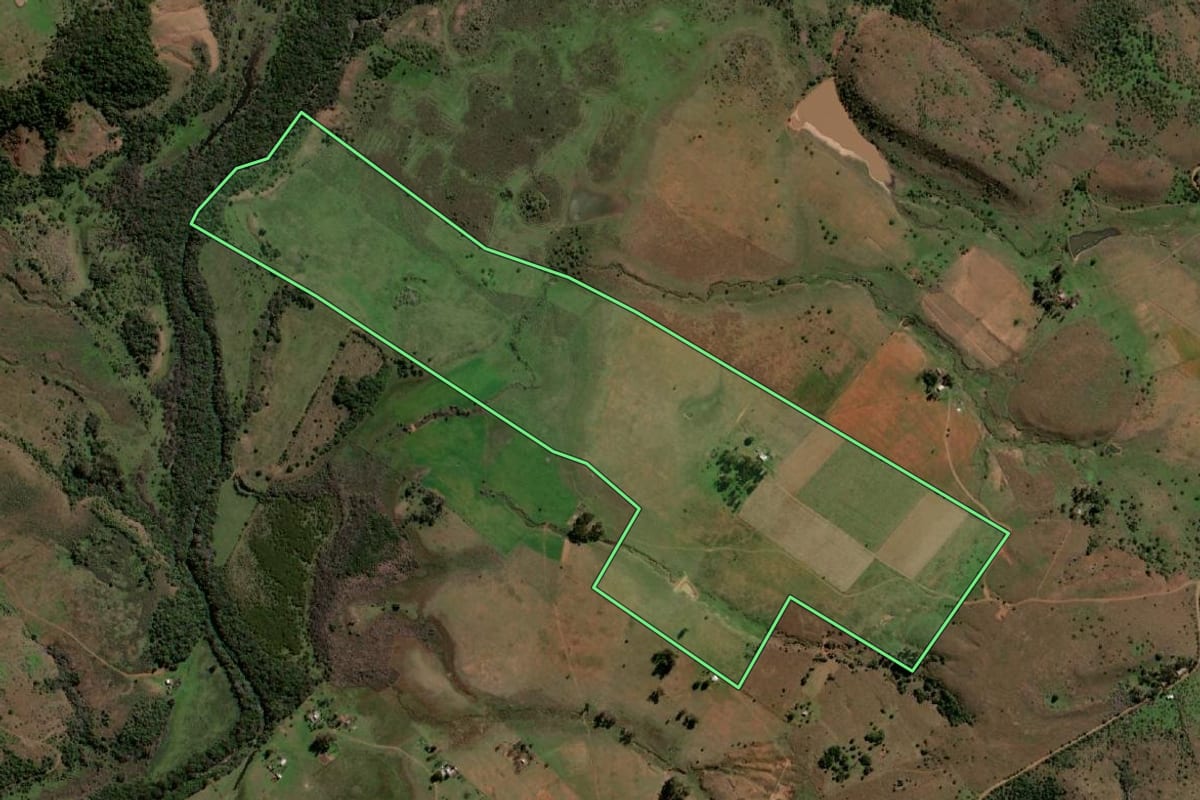 Imagem de satélite do imóvel rural em Quaraí (RS), com o contorno declarado no CAR desenhado por cima.