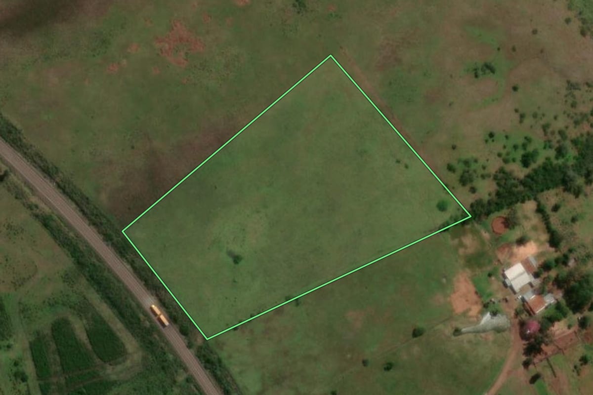 Imagem de satélite do imóvel rural em Quaraí (RS), com o contorno declarado no CAR desenhado por cima.