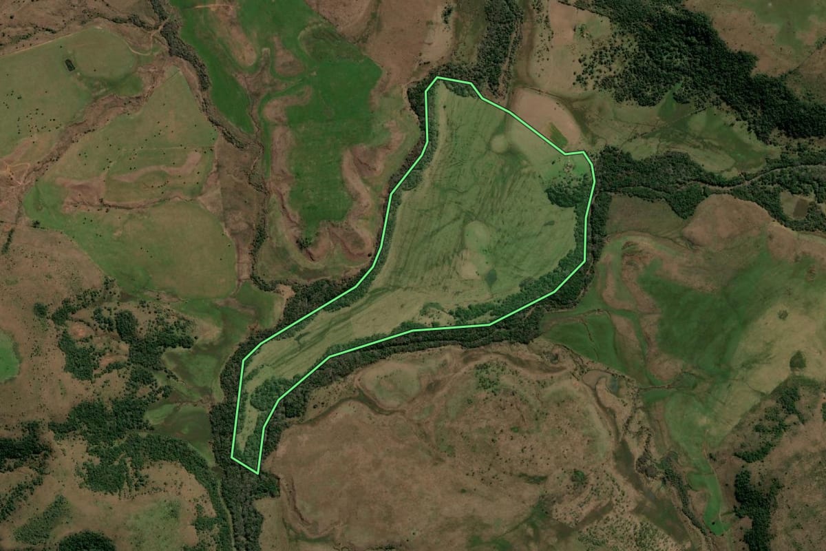 Imagem de satélite do imóvel rural em Quaraí (RS), com o contorno declarado no CAR desenhado por cima.