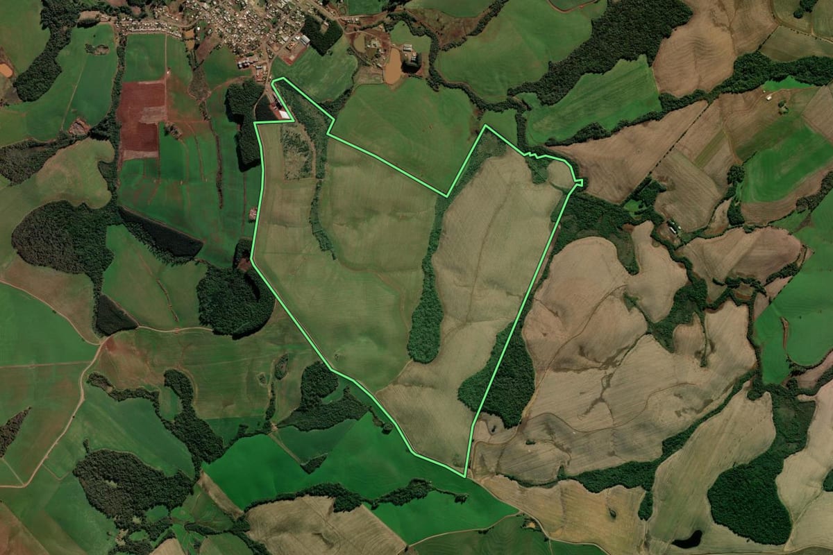 Imagem de satélite do imóvel rural em Quatro Irmãos (RS), com o contorno declarado no CAR desenhado por cima.