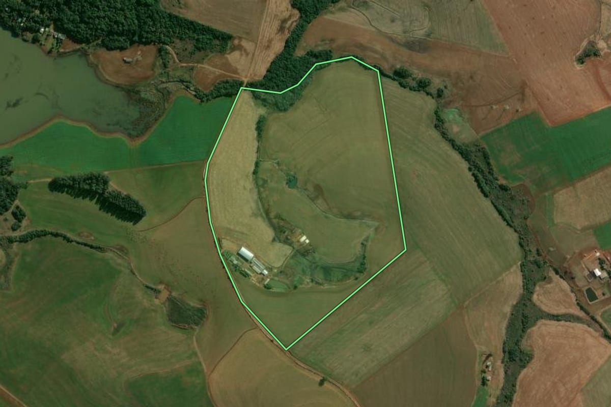 Imagem de satélite do imóvel rural em Quatro Irmãos (RS), com o contorno declarado no CAR desenhado por cima.