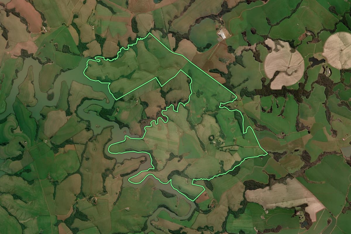Imagem de satélite do imóvel rural em Quatro Irmãos (RS), com o contorno declarado no CAR desenhado por cima.