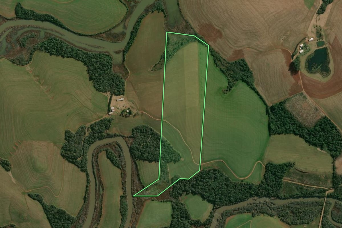 Imagem de satélite do imóvel rural em Quatro Irmãos (RS), com o contorno declarado no CAR desenhado por cima.