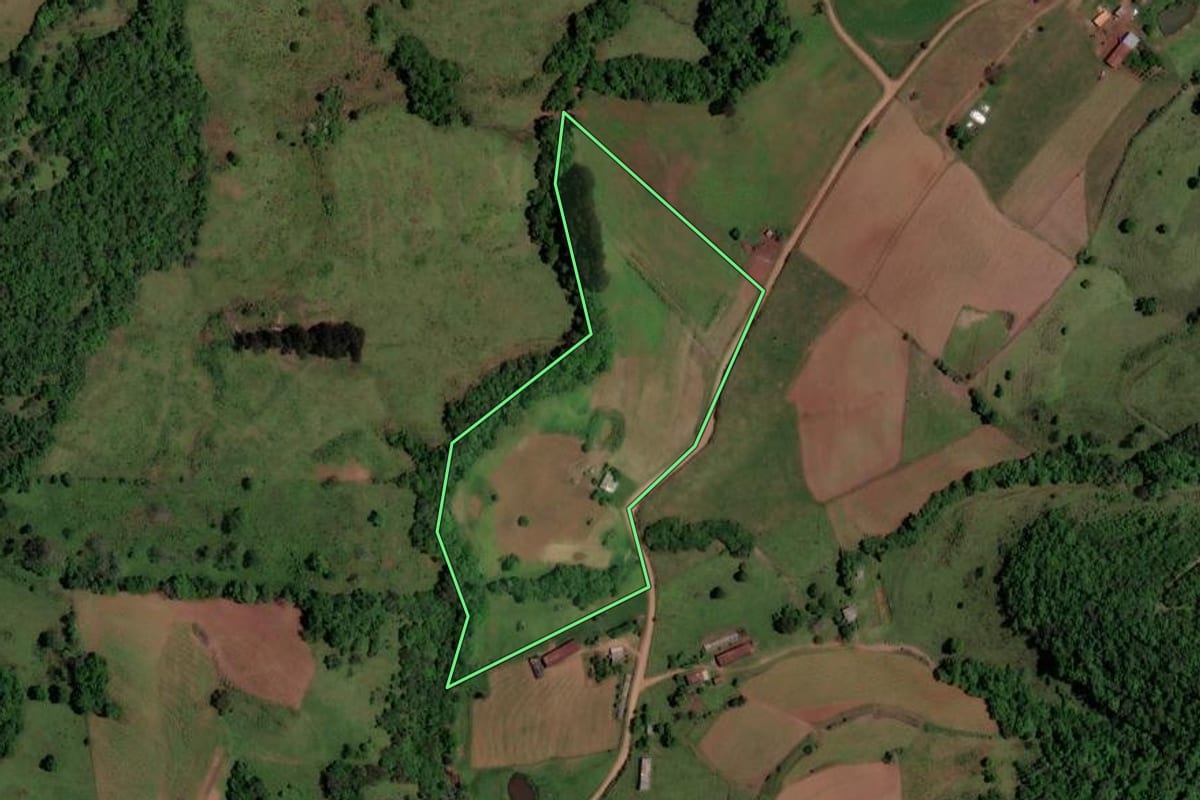 Imagem de satélite do imóvel rural em Quevedos (RS), com o contorno declarado no CAR desenhado por cima.