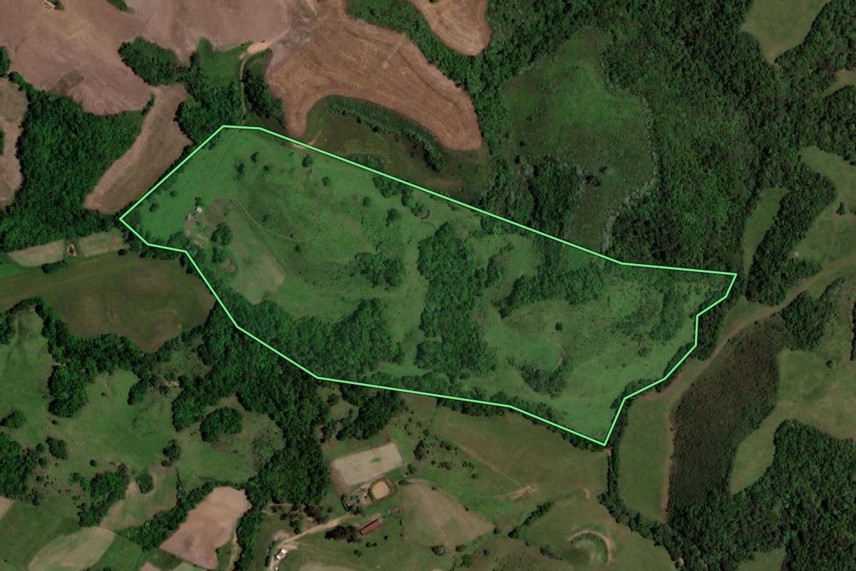 Imagem de satélite do imóvel rural em Quevedos (RS), com o contorno declarado no CAR desenhado por cima.