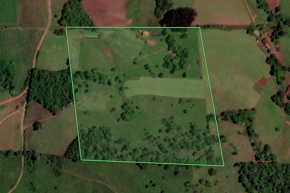 Imagem de satélite do imóvel rural em Quevedos (RS), com o contorno declarado no CAR desenhado por cima.