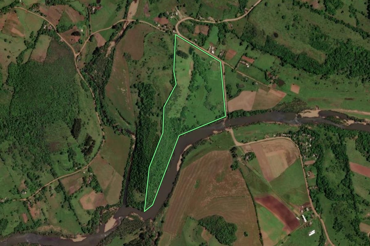Imagem de satélite do imóvel rural em Quevedos (RS), com o contorno declarado no CAR desenhado por cima.