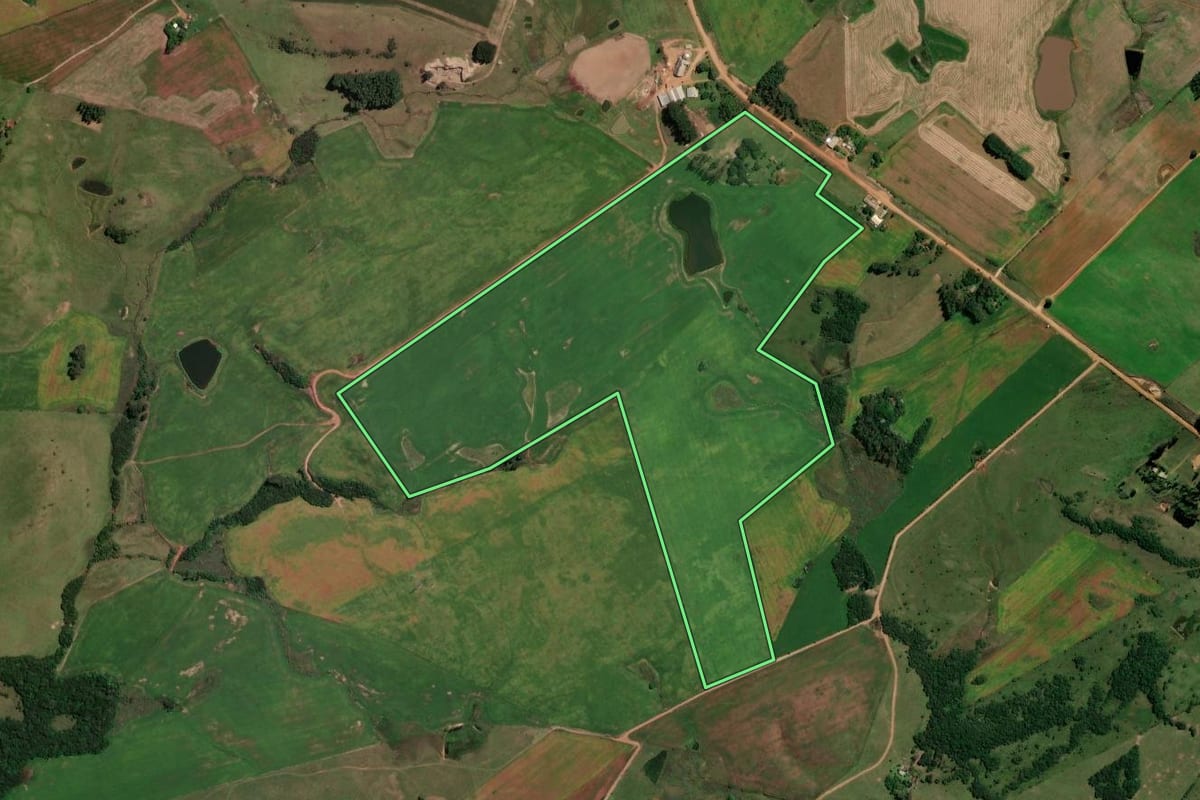 Imagem de satélite do imóvel rural em Quevedos (RS), com o contorno declarado no CAR desenhado por cima.