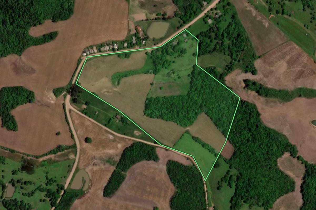 Imagem de satélite do imóvel rural em Quevedos (RS), com o contorno declarado no CAR desenhado por cima.