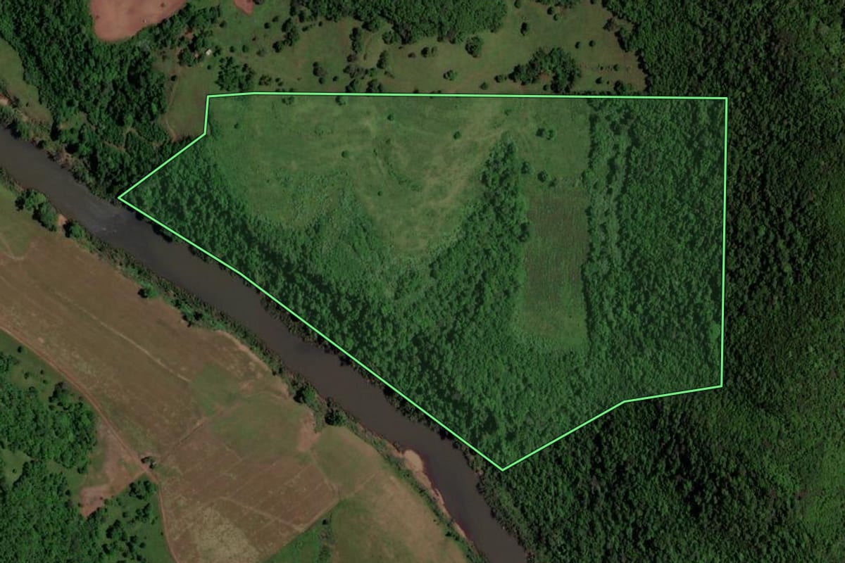 Imagem de satélite do imóvel rural em Quevedos (RS), com o contorno declarado no CAR desenhado por cima.