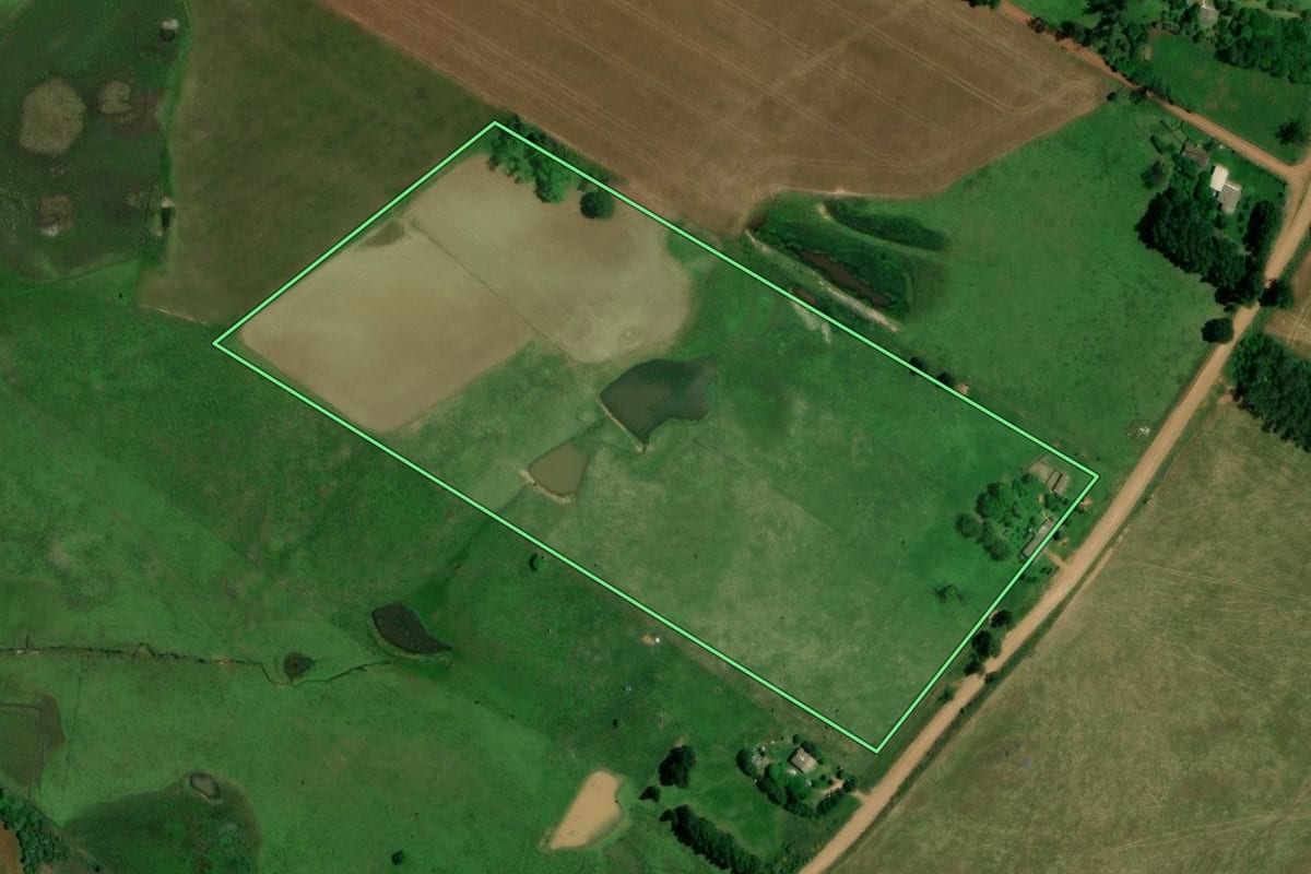 Imagem de satélite do imóvel rural em Quevedos (RS), com o contorno declarado no CAR desenhado por cima.