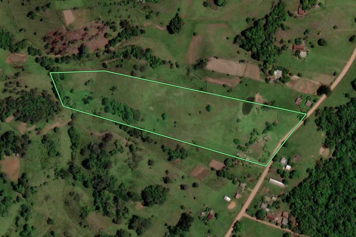 Imagem de satélite do imóvel rural em Quevedos (RS), com o contorno declarado no CAR desenhado por cima.