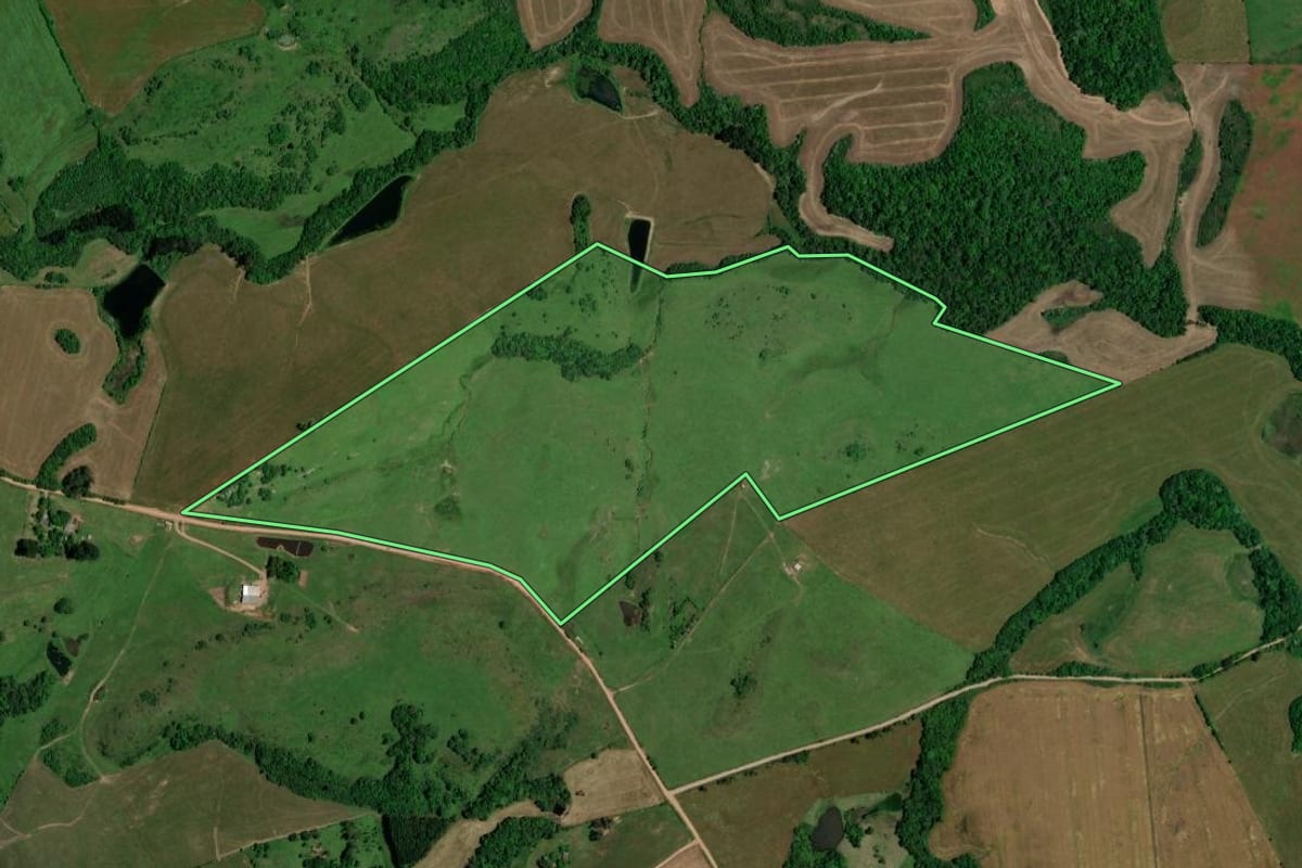 Imagem de satélite do imóvel rural em Quevedos (RS), com o contorno declarado no CAR desenhado por cima.