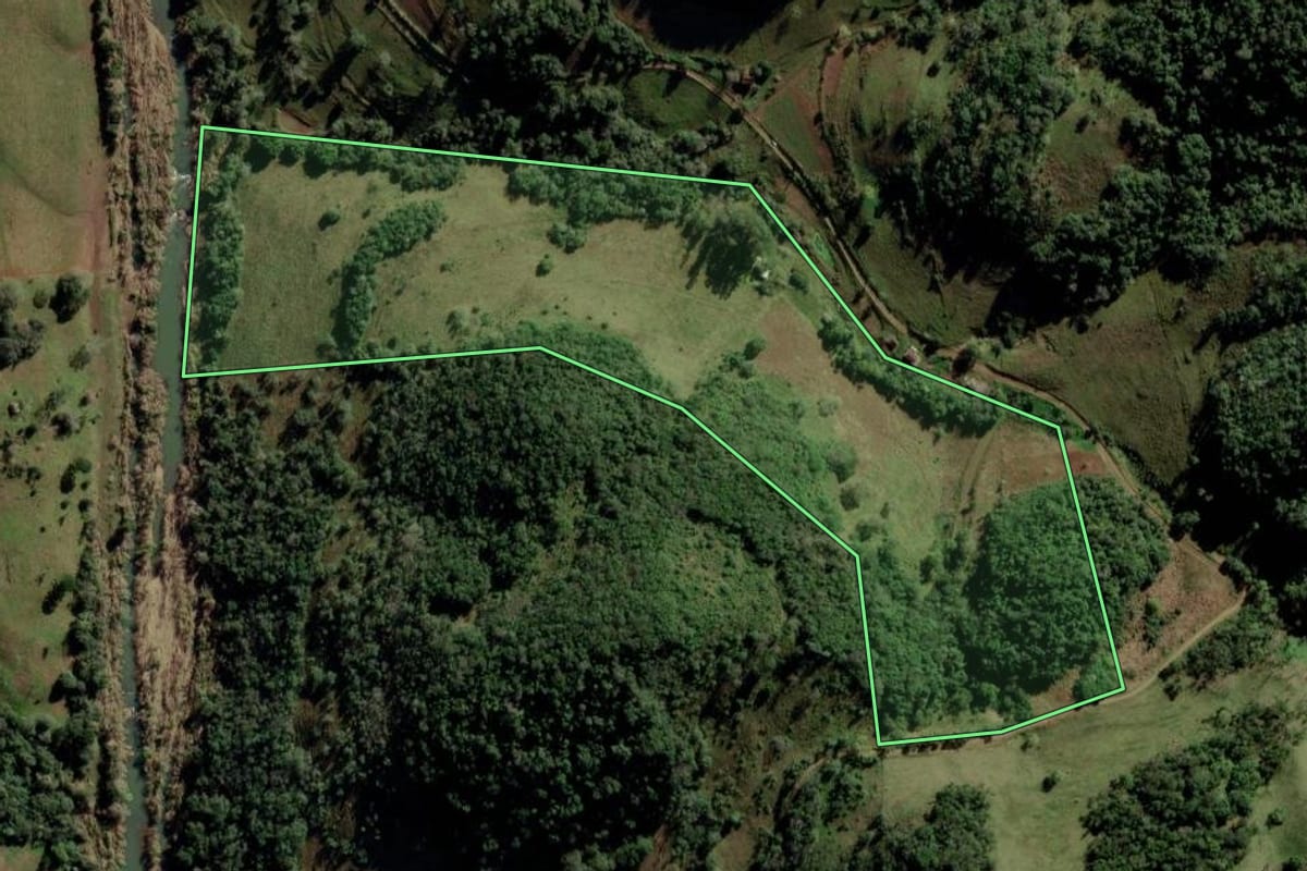 Imagem de satélite do imóvel rural em Quevedos (RS), com o contorno declarado no CAR desenhado por cima.