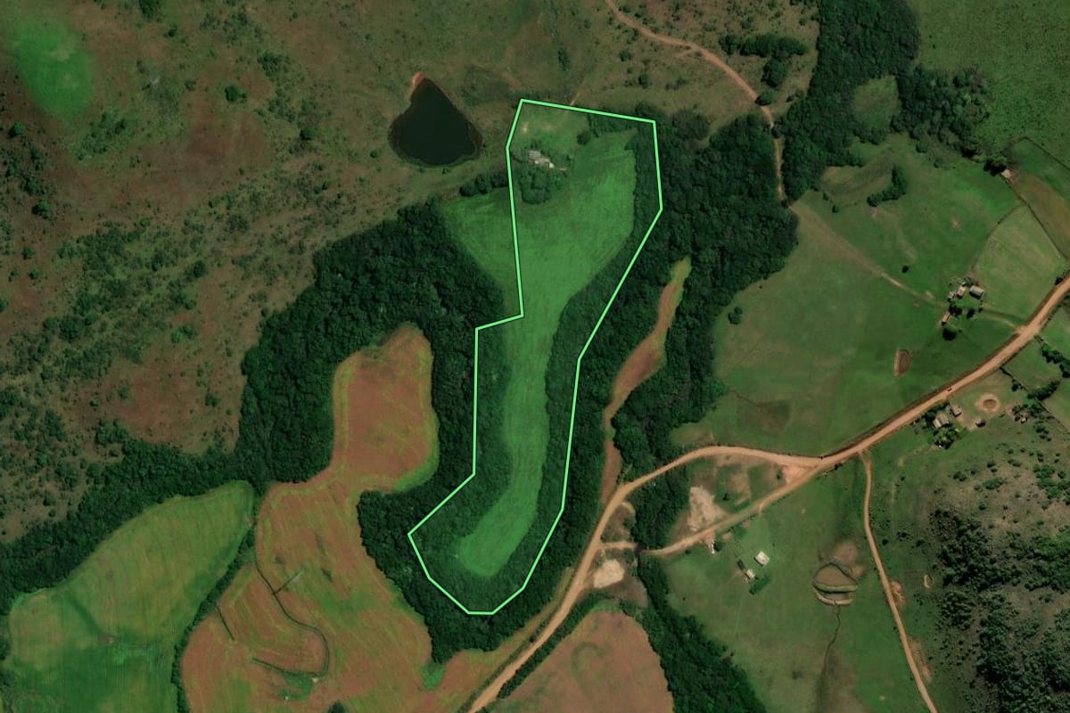 Imagem de satélite do imóvel rural em Quevedos (RS), com o contorno declarado no CAR desenhado por cima.