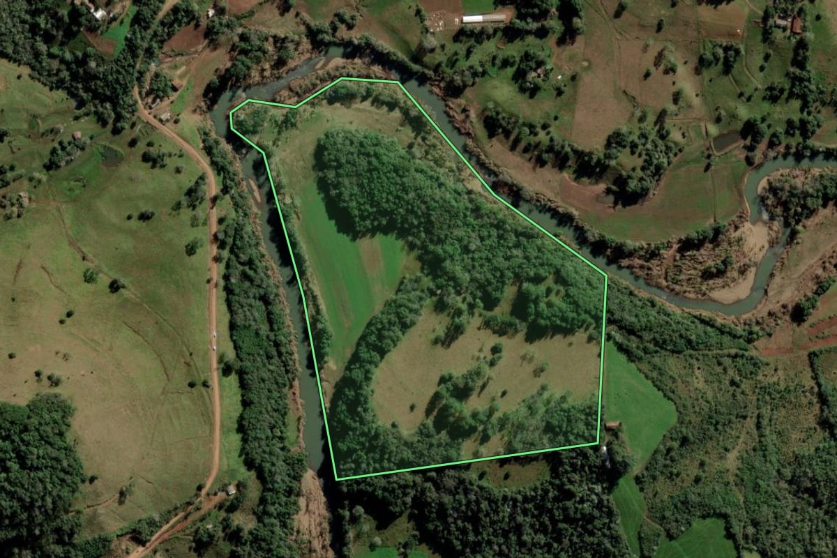 Imagem de satélite do imóvel rural em Quevedos (RS), com o contorno declarado no CAR desenhado por cima.
